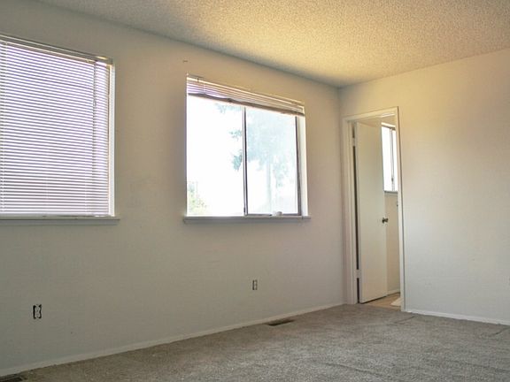 5th image of 3331 43rd Pl NE