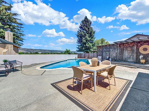 3rd image of 4430 Summerfield Drive