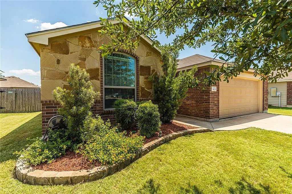 3 bed, 2.0 bath, 1439 sqft, $1,800 — Photo 1