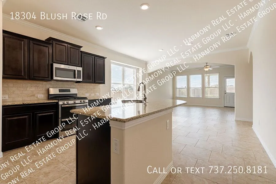 Great Home in Sought After Falcon Pointe — Photo 4
