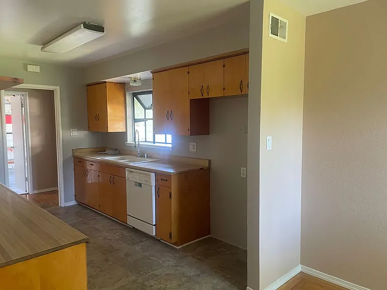 561 Cottonwood St — Photo 5