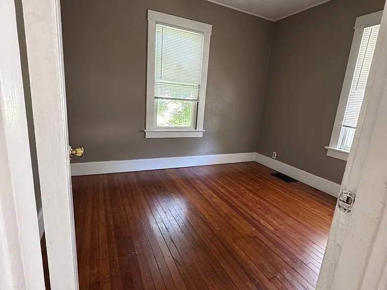1010 Elm St — Photo 3