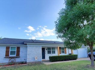 824 E Mission St, Crowley, TX 76036