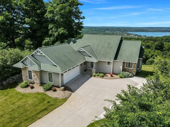8563 Wild Laurel Ln, Beulah, MI 49617