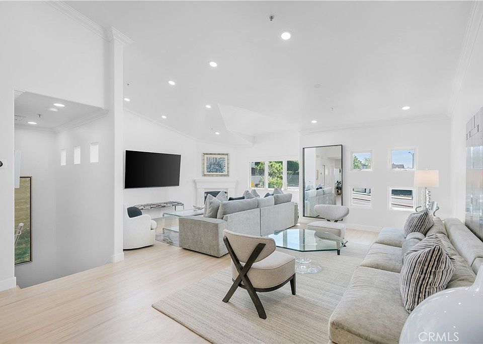 1st image of 401 Seaward Rd APT 2