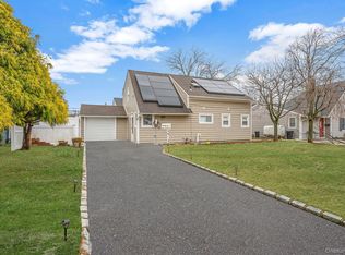 8 Bent Lane, Levittown, NY 11756
