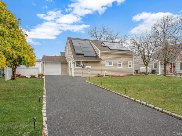 8 Bent Lane, Levittown, NY 11756