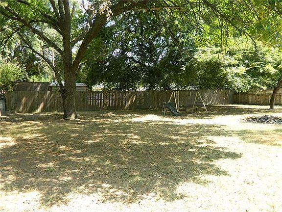 3rd image of 209 E Magnolia Dr