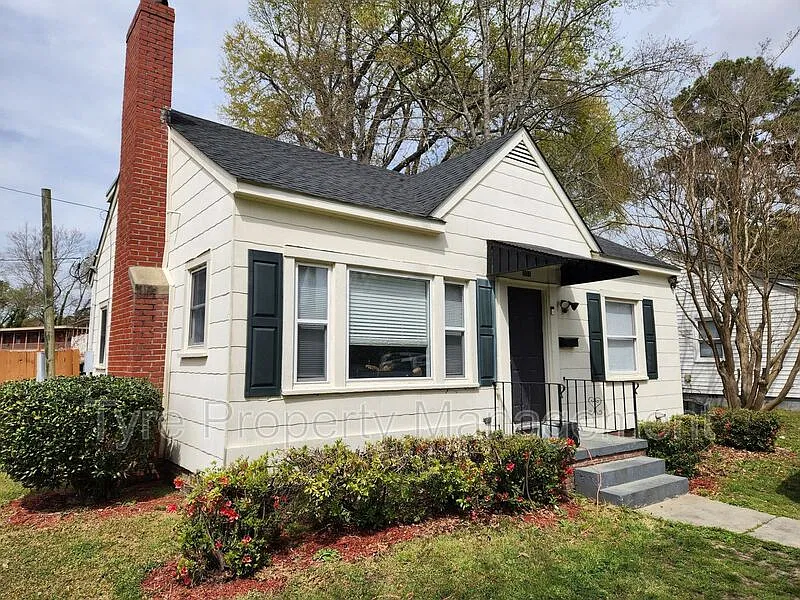 4 bed, 2.0 bath, 1400 sqft, $2,600 — Photo 1