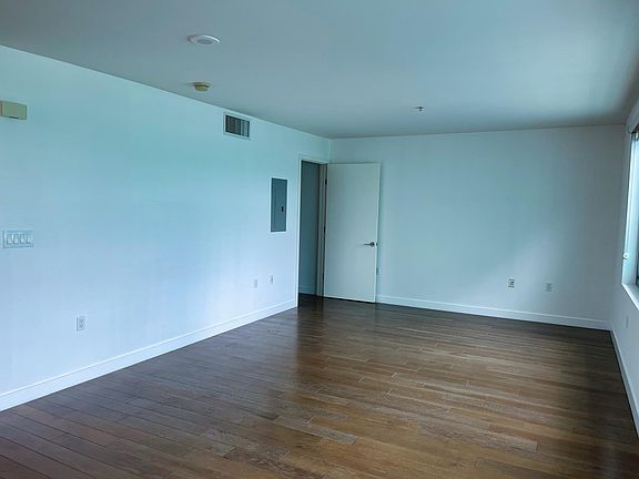 5th image of 901 S Flower St Unit 404