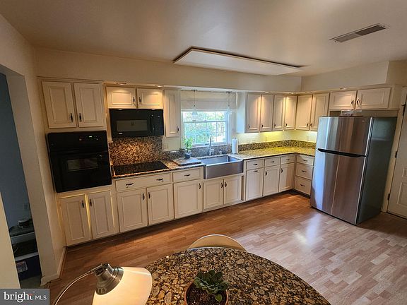 3rd image of 231 Jenny Wren Dr