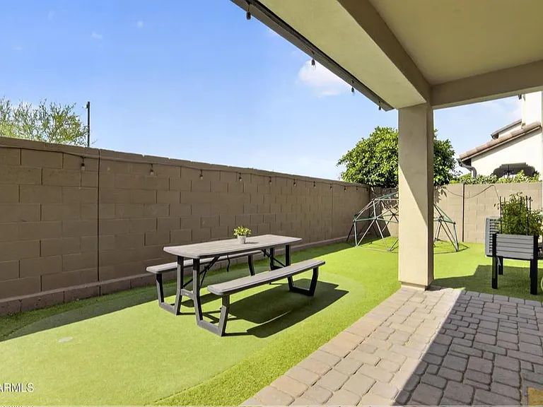 2419 W Gloria Ln — Photo 32