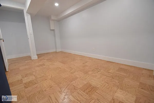 Rented by Mossanen Group | media 31