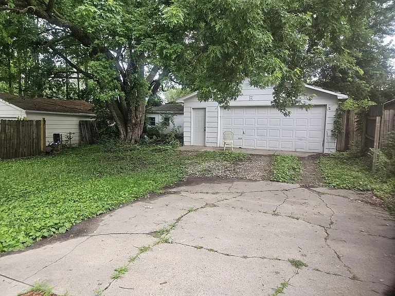 1228 E 37th Ct — Photo 2