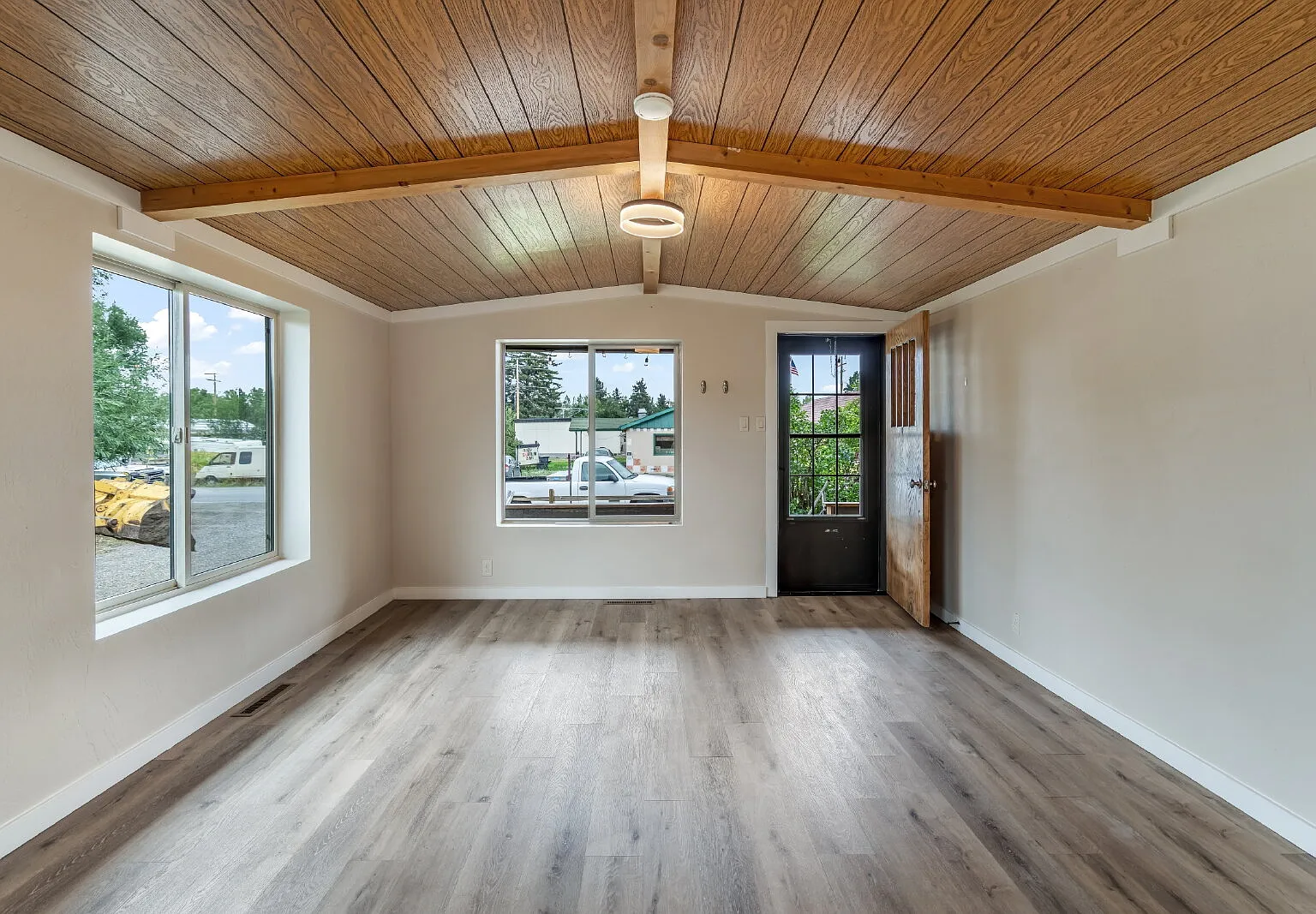 3 bed, 1.0 bath, 1431 sqft, $2,750 — Photo 2