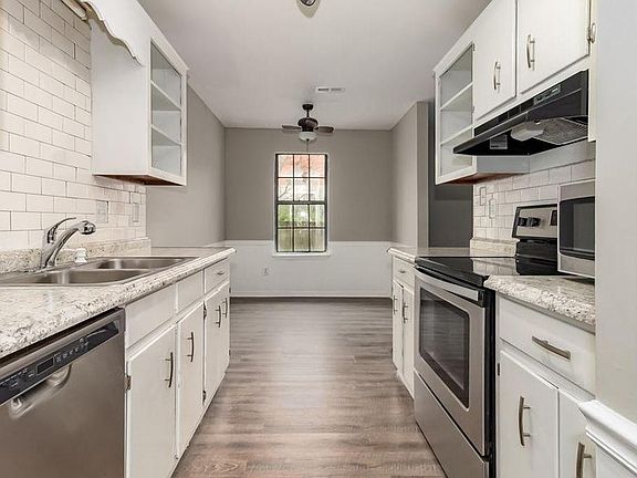 Kitchen and breakfast area