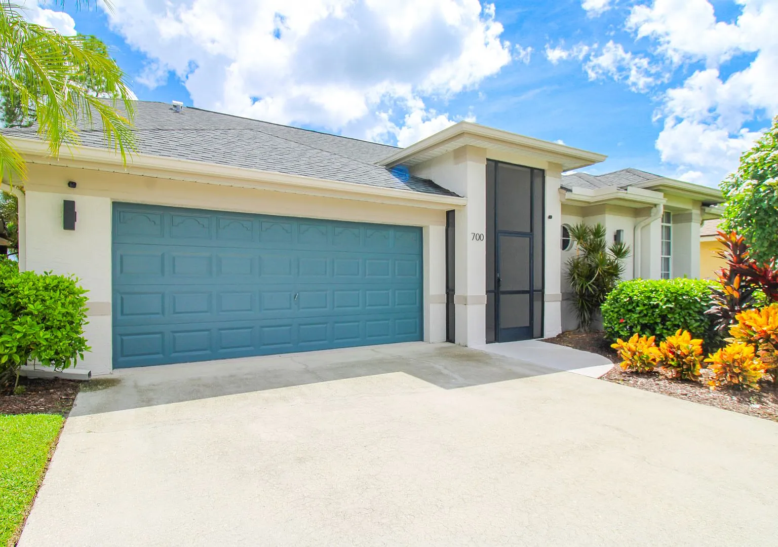 Stunning Lake Front Pool Home Furnished Seasonal Rental — Photo 2