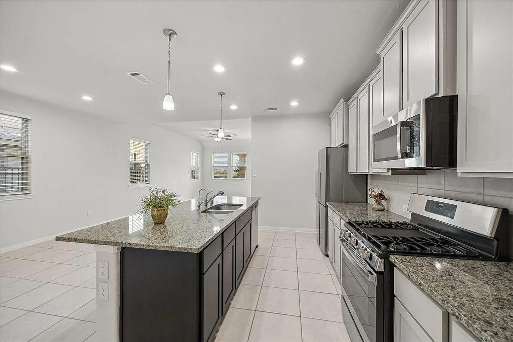 3 bed, 2.5 bath, 2076 sqft, $2,500 — Photo 4