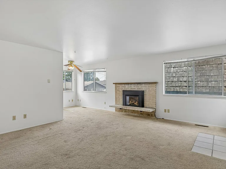 533 N 104th St #B — Photo 3