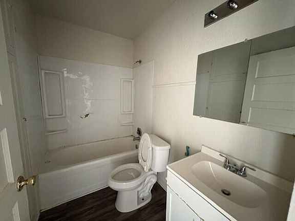5th image of 2927 N Irving St