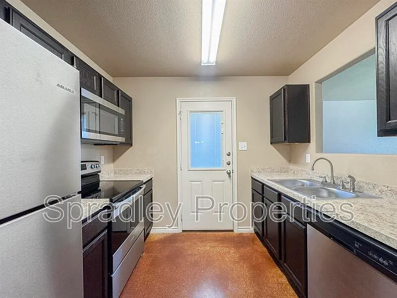 3 bed, 2.0 bath, 1203 sqft, $1,295 — Photo 4