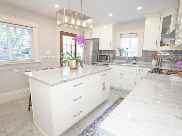 124 6th Ave, New Westminster, BC V3L 1T4