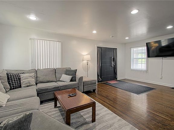 4th image of 4910 Paseo Blvd