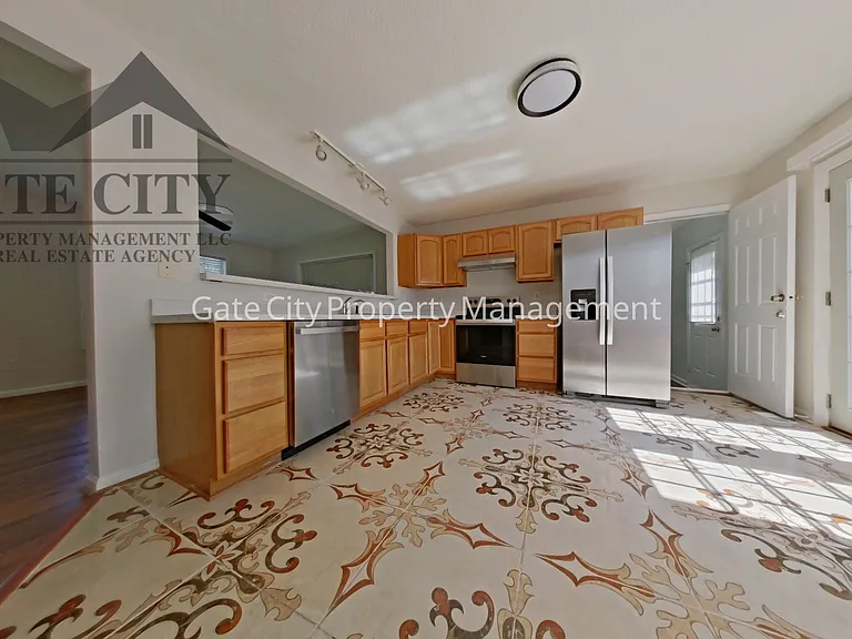 301 Cloverdale Dr — Photo 2