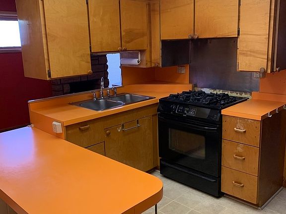 5th image of 406 W White Oak St