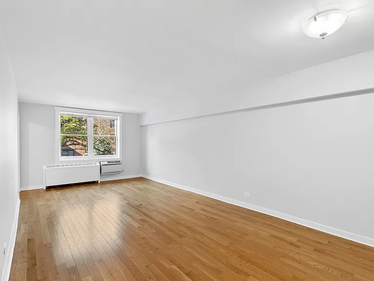 1135 Pelham Pkwy N #6E — Photo 1