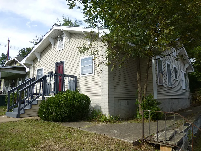 419 19th St S — Photo 3