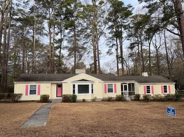 101 Lakewood Dr, Greenville, NC 27834