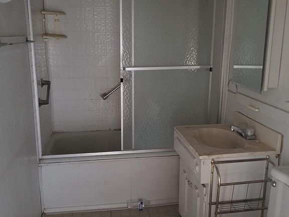 2nd image of 750 W Southgate Ave