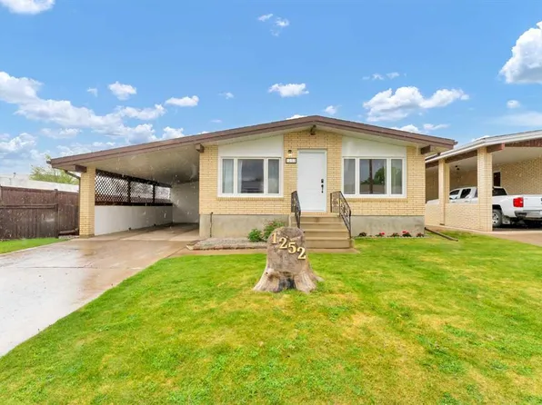1252 E Crockford Cres NW, Medicine Hat, AB T1A 7C4