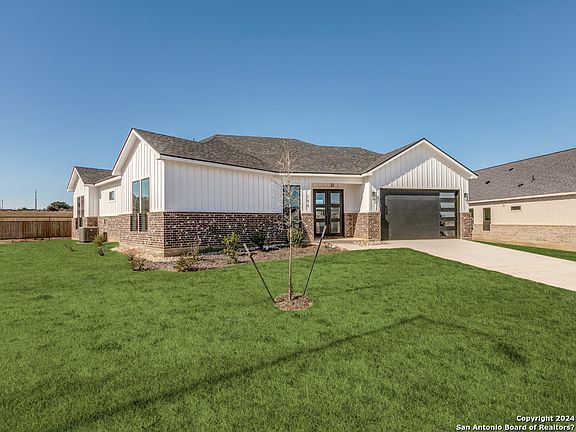 3rd image of 156 W MAGNOLIA CIR