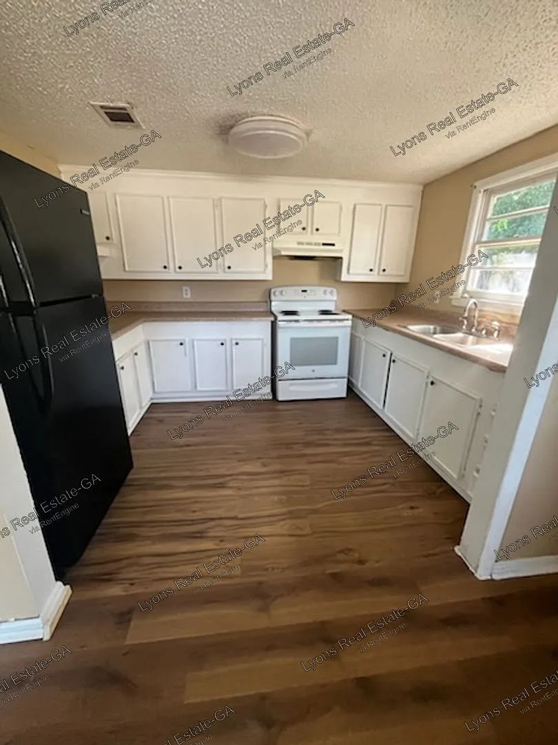 2 bed, 1.0 bath, $850 — Photo 2