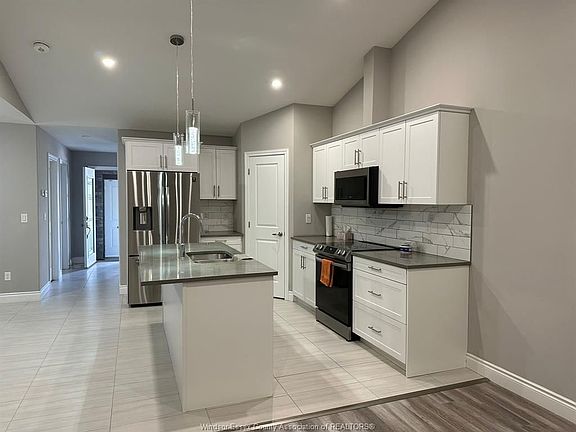 4th image of 3526 Hallee Cres