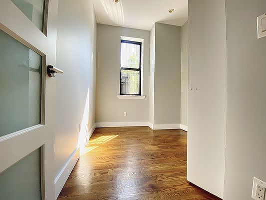 4th image of 1503 Gates Ave APT 1