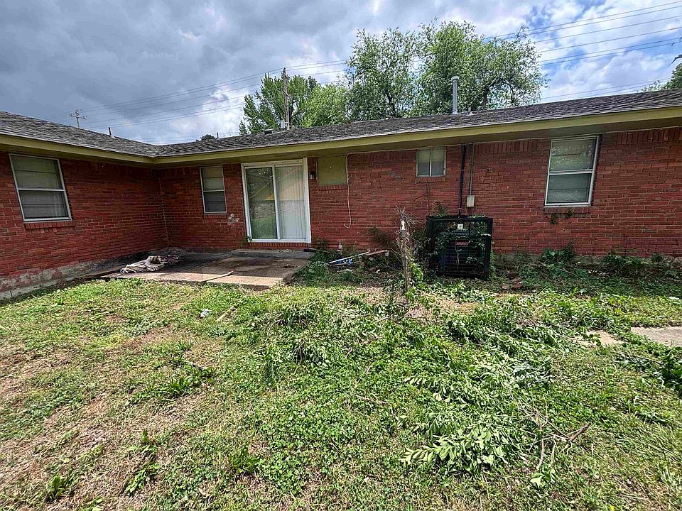 1st image of 900 W Shelby Dr
