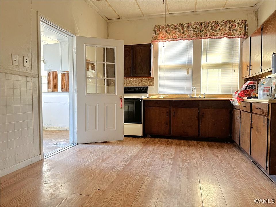 22nd image of 203 3rd St SE