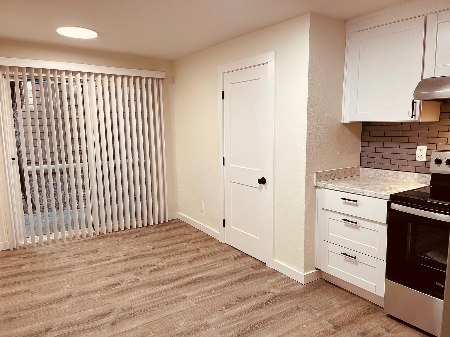2 bed, 900 sqft, $2,300 — Photo 4