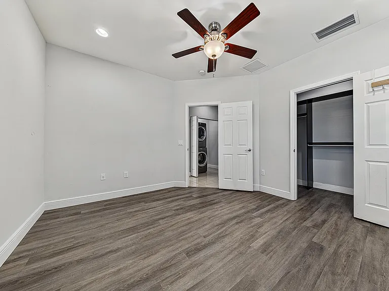 1135 NE 3rd Ave — Photo 40
