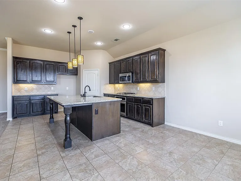 637 Peach Ln — Photo 6