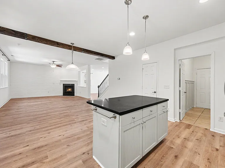 508 Ashburn Ln — Photo 10