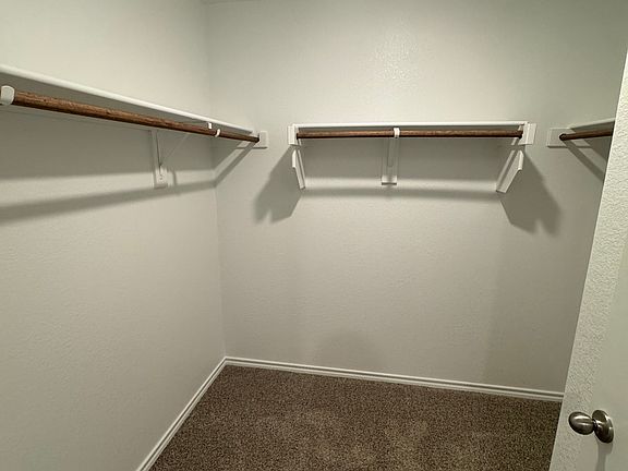 3rd image of 924 Jefferson Way