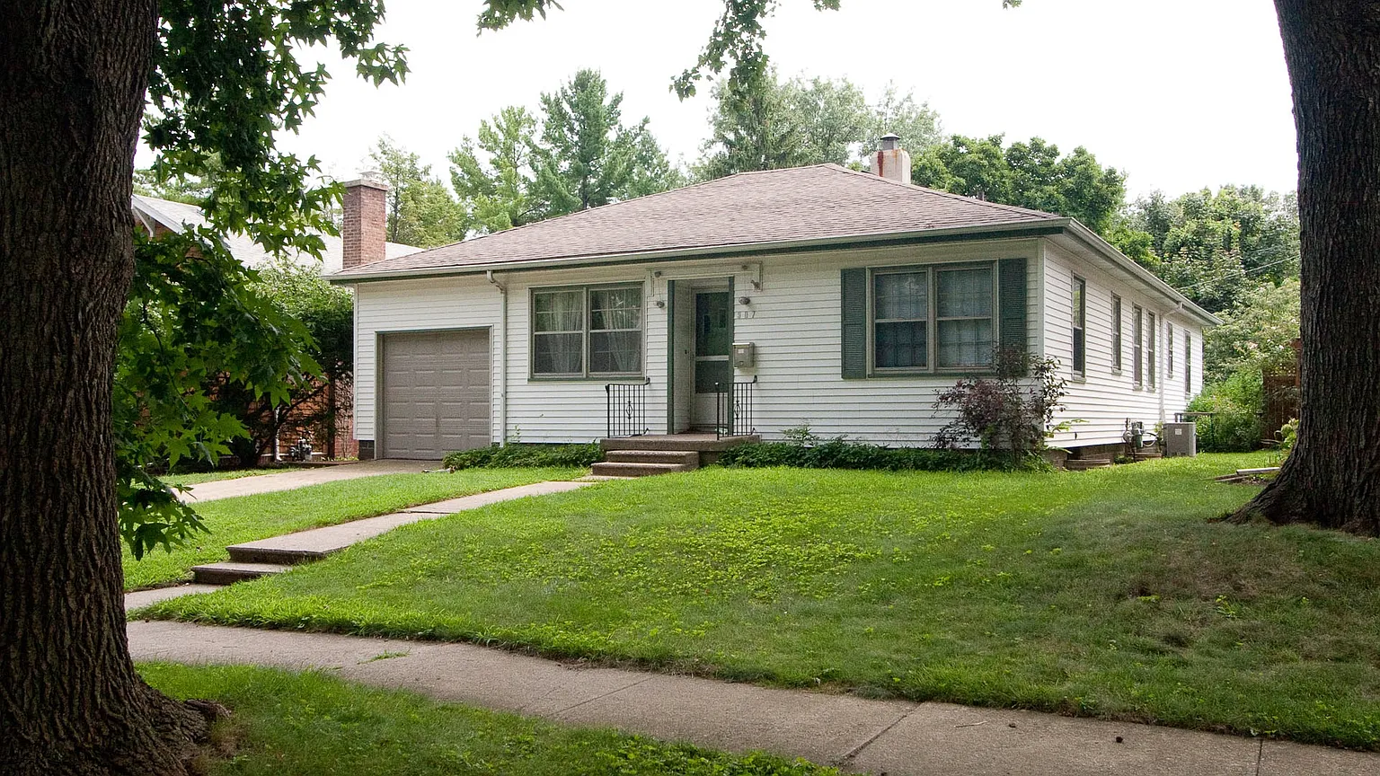 907 W Charles St photo 1