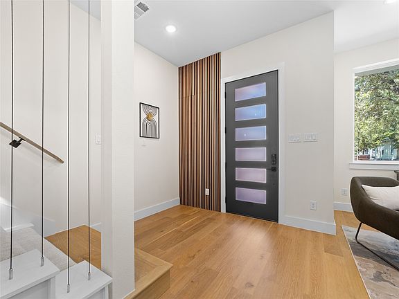 4th image of 416 Mount Auburn Ave