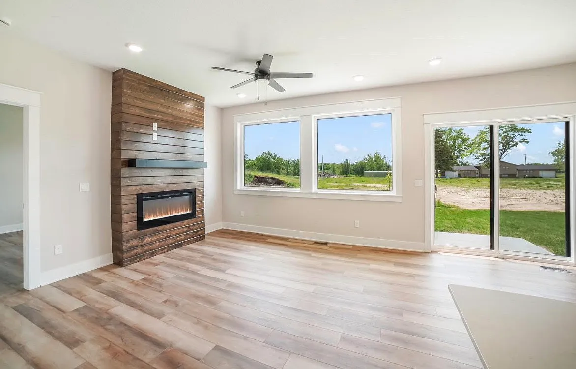 3 bed, 2200 sqft, $2,200 — Photo 2