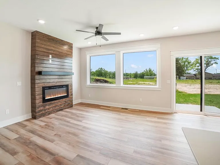 714 Academy Cir — Photo 2