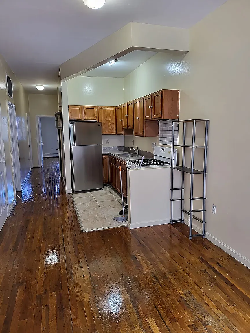 3 bed, 1000 sqft, $3,753 — Photo 1